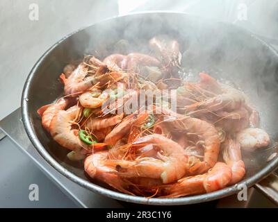 Garnelen in der Pfanne braten Stockfoto