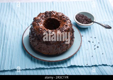 Veganer Marmorkuchen mit Nougat-Schokoladenglasur und Streuseln Stockfoto