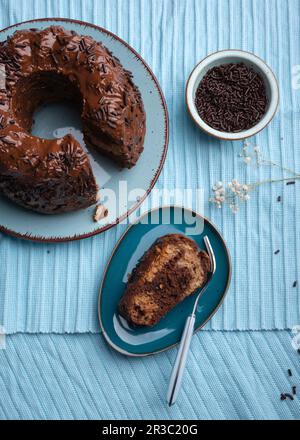 Veganer Marmorkuchen mit Nougat-Schokoladenglasur und Streuseln Stockfoto