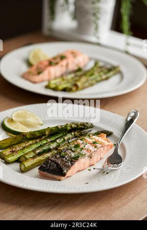 Frisch gegrillter Lachs und Spargel, serviert auf einem Teller Stockfoto