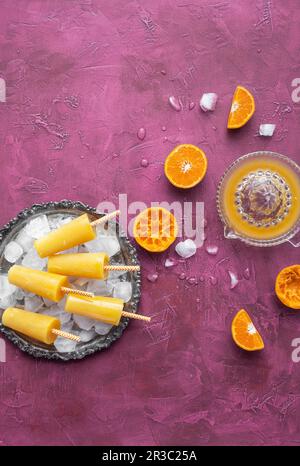 Eis am Stiel aus Mandarinsaft Stockfoto