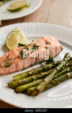 Frisch gegrillter Lachs und Spargel, serviert auf einem Teller Stockfoto