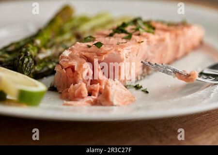 Frisch gegrillter Lachs und Spargel, serviert auf einem Teller Stockfoto