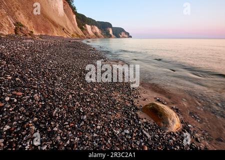 Ruegen Deutschland Kreide rockt den Weg am See Stockfoto