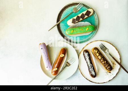 Auswahl an leckeren französischen Desserts eclair auf den Tellern Stockfoto