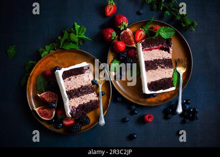 Zwei Stück Feigentorte mit frischem Obst Stockfoto