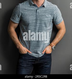 Verkürzter junger Mann in grauen Hemden und Jeans mit lässigem Kragen Stockfoto