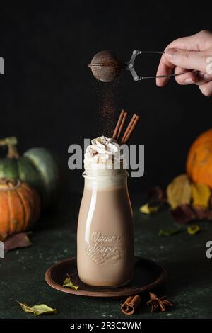 Kürbis Gewürz Latte garniert mit Sahne Stockfoto