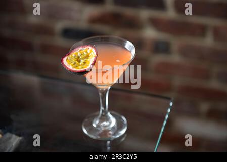 Passionsfrucht-Cocktail mit einem Stück Passionsfrucht Stockfoto