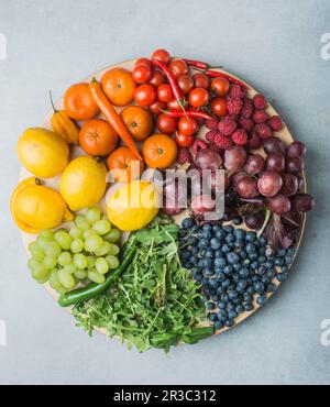 Frisches Obst und Gemüse nach Farbe sortiert Stockfoto