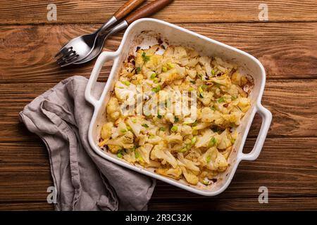 Gebackener Blumenkohl mit Kräutern in weißer Keramikschale Stockfoto