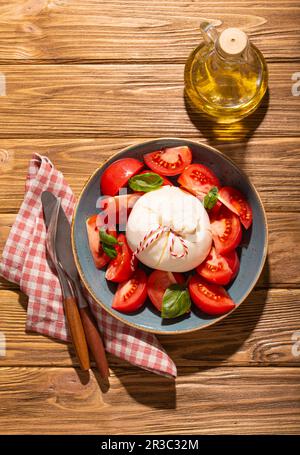 Italienischer Salat mit frischen Tomaten, Burratakäse und Basilikum Stockfoto
