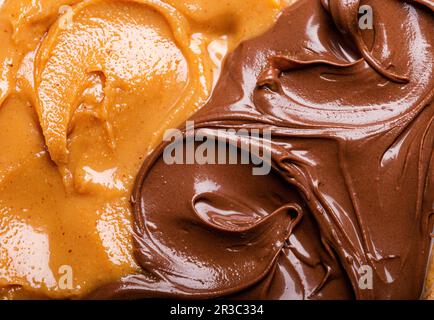 Erdnussbutter und Schokoladenpaste (Nahaufnahme) Stockfoto