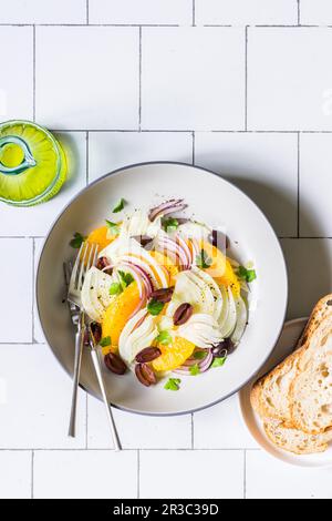 Sizilianischer Orangen- und Fenchelsalat mit roten Zwiebeln, kalamata-Oliven und Petersilie Stockfoto