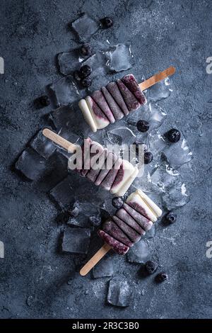 Heidelbeercreme Eis auf Eis Stockfoto