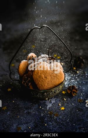 Herzförmige Lebkekse in Jahrgangsbechern Stockfoto