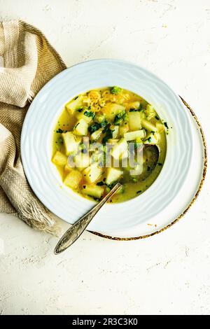 Gesunde Suppe mit Karotten, Brokkoli und Kartoffeln Stockfoto