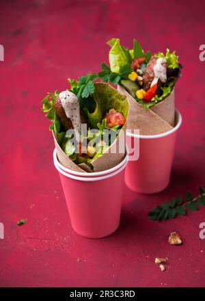 Vegane Wraps mit Salat, Mais, Tomaten, Gurke und Sojamürste Stockfoto