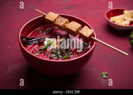 Rote Bete und Karottensuppe mit gebratenem Tofu auf einem Spieß Stockfoto