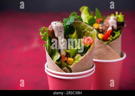 Vegane Wraps mit Salat, Mais, Tomaten, Gurke und Sojamürste Stockfoto