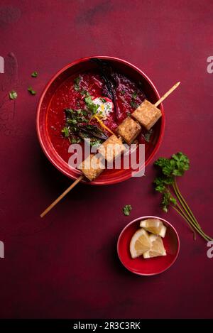 Rote Bete und Karottensuppe mit gebratenem Tofu auf einem Spieß Stockfoto