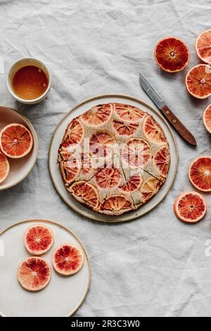 Invertierter Mandelkuchen mit roten Orangen Stockfoto