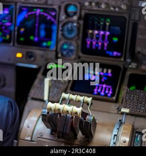 Nahaufnahme der Flugsteuerungen im Cockpit eines Flugzeugs Stockfoto