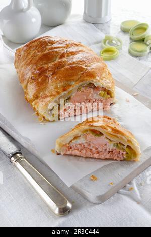 Lachsfilet mit Lauch, gebacken in Blätterteig Stockfoto