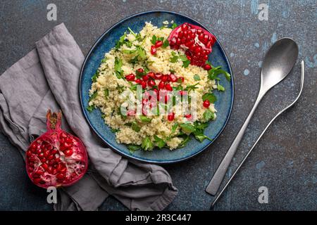 Couscous-Salat mit Granatapfelsamen Stockfoto