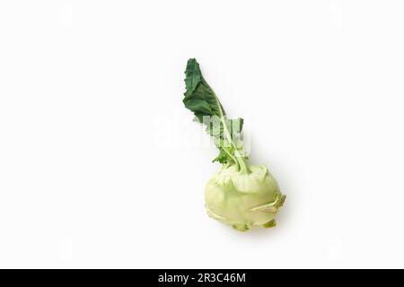 Flache Verlegung mit frischem rohem Kohlrabi auf weißem Hintergrund Stockfoto