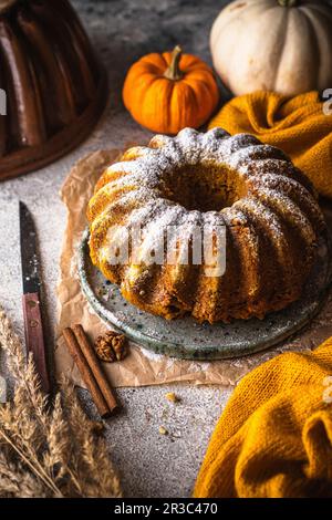 Kürbisbabka mit Zimt und Haselnüssen (vegan glutenfrei) Stockfoto