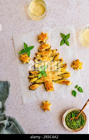 Blätterteig mit Basilikum-Pesto und Parmesan Stockfoto