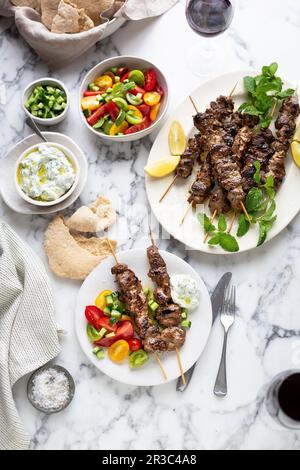 Griechisches Lamm Souvlaki mit Salat und Tzatziki Stockfoto