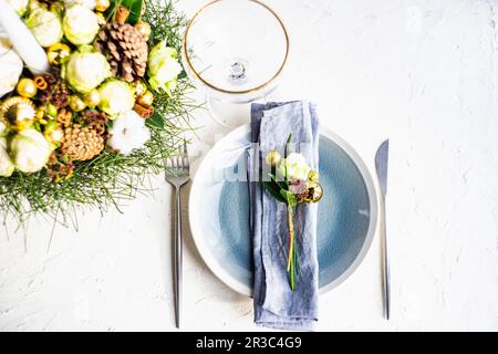 Platz für ein festliches Weihnachtsessen mit schönem Geschirr Stockfoto