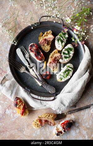 Powerfood Brötchen mit geräucherter Forelle und Avocado, Pilz und Labne, Huhn und geröstetem Kürbis, nahöstliches Ei Stockfoto