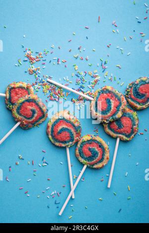 Vegane Shortbread-Kekse mit bunten Zuckerstreuseln auf einem Stock Stockfoto