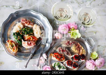 Powerfood Brötchen mit geräucherter Forelle und Avocado, Pilz und Labne, Huhn und geröstetem Kürbis, nahöstliches Ei Stockfoto