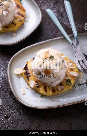 Vegane Nusseis mit Schokoladenchips auf gegrillter Ananas Stockfoto