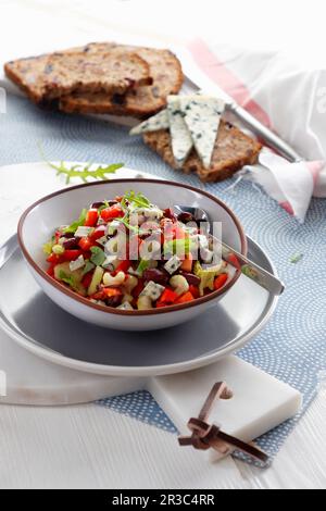 Salat mit Blauschimmelkäse, roten Bohnen, Paprika und sonnengetrockneten Tomaten Stockfoto