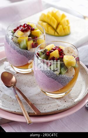 Chia-Blaubeerpudding mit Mangos, Kiwi, Banane und Granatäpfel Stockfoto