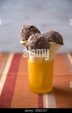 Schokoladeneis in Kuchenzapfen Stockfoto