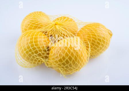 Zitronen in einem Netz Stockfoto