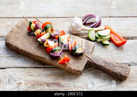 Halloumi-Spieße mit mediterranem Gemüse Stockfoto