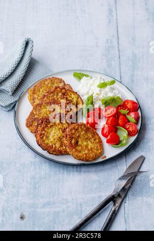 Gemüse-Pfannkuchen mit Tomaten und körnigem Frischkäse Stockfoto