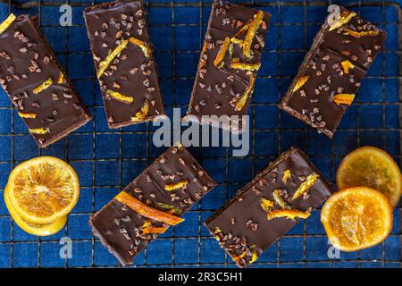 Orangefarbene Dessertschicht-Riegel mit Schokoladenglasur Stockfoto