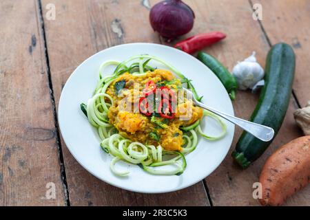 Süßkartoffelcrüree auf Zoodles Stockfoto