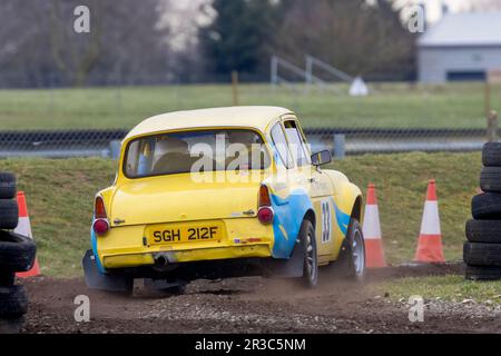 John Cooledge in seinem 1967 Ford Anglia 105E während der Snetterton Stage Rally 2023, Norfolk, Großbritannien. Stockfoto