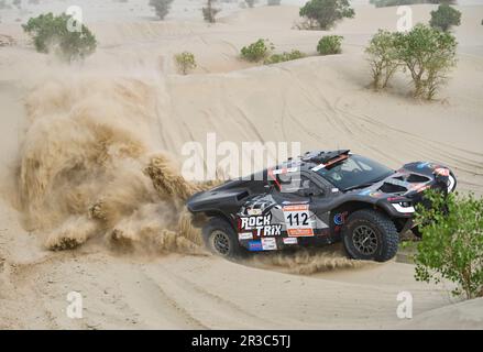 Maigaiti, Chinas autonome Region Xinjiang Uygur. 23. Mai 2023. Fahrer Zhang Huijun und sein Pilot Peng Yibo treten auf der dritten Etappe in der Wüste von Maigaiti County bei der 2023 Taklimakan Rally, der Autonomen Region Xinjiang Uygur im Nordwesten Chinas, am 23. Mai 2023 an. Kredit: Hu Huhu/Xinhua/Alamy Live News Stockfoto