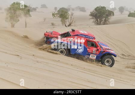 Maigaiti, Chinas autonome Region Xinjiang Uygur. 23. Mai 2023. Fahrer Song Kun und sein Pilot Wang Xiaofeng treten auf der dritten Etappe in der Wüste von Maigaiti County bei der 2023 Taklimakan Rally, der Autonomen Region Xinjiang Uygur im Nordwesten Chinas, am 23. Mai 2023 an. Kredit: Hu Huhu/Xinhua/Alamy Live News Stockfoto