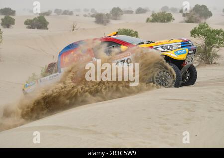 Maigaiti, Chinas autonome Region Xinjiang Uygur. 23. Mai 2023. Fahrer Sun Hao und sein Pilot Wang Dongdong treten auf der dritten Etappe in der Wüste von Maigaiti County bei der 2023 Taklimakan Rally, der Autonomen Region Xinjiang Uygur im Nordwesten Chinas, am 23. Mai 2023 an. Kredit: Hu Huhu/Xinhua/Alamy Live News Stockfoto